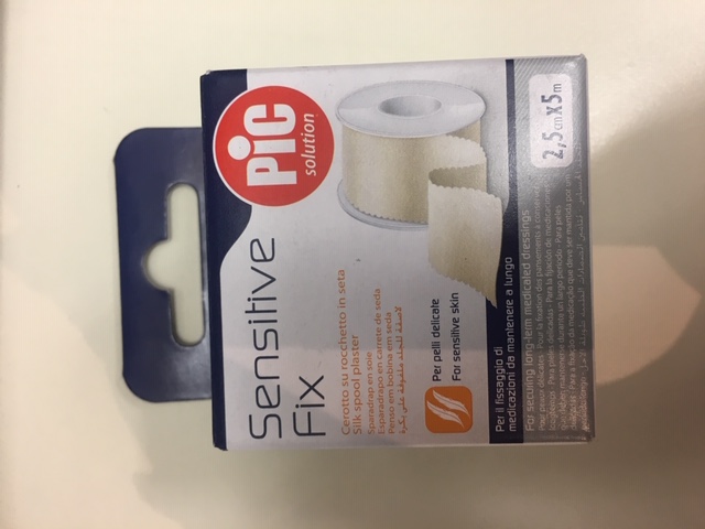 CEROTTO IN ROCCHETTO SENSITIVE FIX 2,5X500 CM CON FUSTELLA 1 PEZZO - pharmaluna